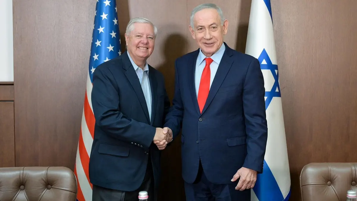 Izraelski premijer Benjamin Netanyahu rukuje se sa senatorom Lindseyem Grahamom