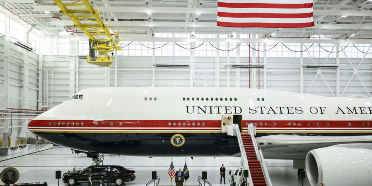 Bijela kuća pozvala novinare NYT-a zbog članka o Air Force One koji je donirao Katar — RT World News