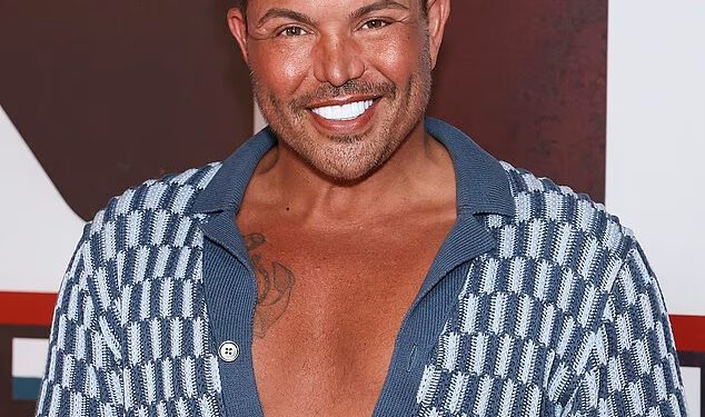 Bobby Norris ne može se prestati smijati dok pokazuje svoj novi lifting lica na premijeri Jackie The Stripper nakon što je otkrio da je potrošio više od 50 tisuća funti na filere