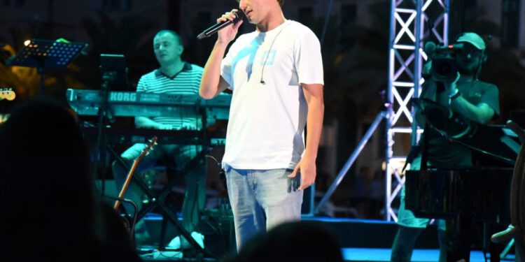 Brodice preplavile Velu Luku već na probi. Jakov Jozinović već izazvao ovacije