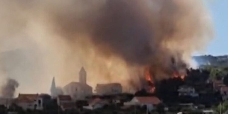 Buknuo požar u Vinišću: Vatrogasci brane kuće, u pomoć stigli kanaderi