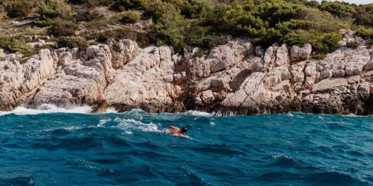 Četvrti je dan plivanja oko Brača: uključuje se Toni Pavičić-Donkić, a podrška građana stiže iz Bola i s vrha Vidove gore!