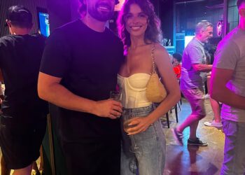 Chloe Lewis i Dan Edgar PRVI PUT slikani su zajedno dok se udobno spuštaju u romantičnom noćnom izlasku… godinu dana nakon što su pronašli ljubav