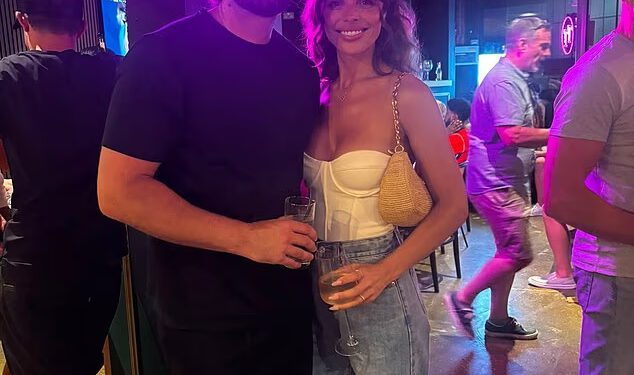 Chloe Lewis i Dan Edgar PRVI PUT slikani su zajedno dok se udobno spuštaju u romantičnom noćnom izlasku… godinu dana nakon što su pronašli ljubav