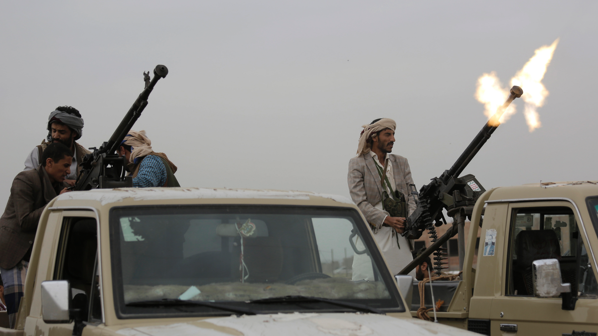 Houthi pobunjenički borac puca u zrak tijekom okupljanja čiji je cilj mobilizacija više boraca za njihov pokret, u Sani, Jemen, četvrtak, 1. kolovoza 2019. Sukob u Jemenu započeo je preuzimanjem Sane 2014. od strane Hutija, koji su istjerali međunarodno priznatu vladu. Nekoliko mjeseci kasnije, u ožujku 2015., koalicija predvođena Saudijskom Arabijom pokrenula je svoju zračnu kampanju kako bi spriječila pobunjenike da preuzmu jug zemlje. (AP Photo/Hani Mohammed)