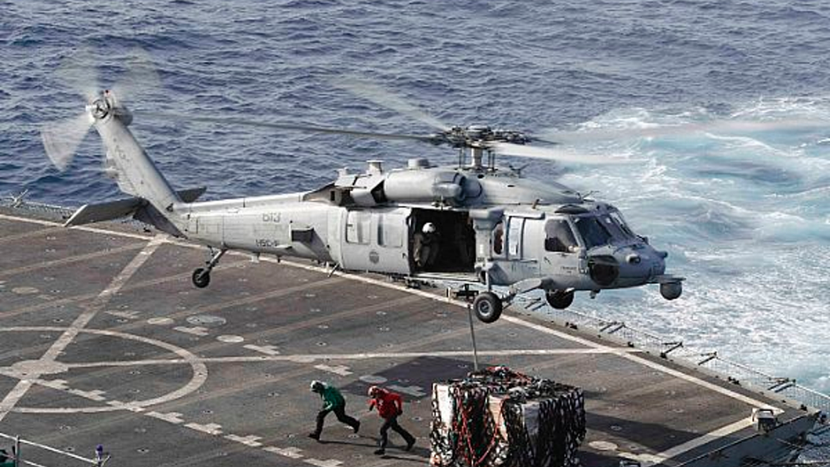 DATOTEKA - Na ovoj fotografiji od 19. svibnja 2019., helikopter MH-60S Sea Hawk prevozi teret s brzog broda za borbenu potporu USNS Arctic do nosača zrakoplova klase Nimitz USS Abraham Lincoln tijekom operacije popune na moru u Arapskom moru.