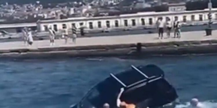 DRAMATIČNA AKCIJA Autom sletio u more, spasili ga mladi vojnici!