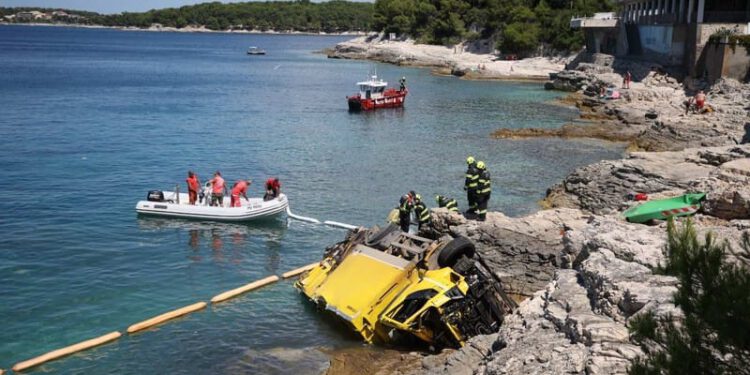 DRAMATIČNO U PULI “Vozač u zadnji trenutak iskočio, kamion preletio preko oca i djeteta koji su se sunčali