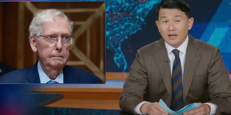 Daily Show ismijava Mitcha McConnella zbog njegovih ‘potpuno legitimnih’ 20-minutnih telefonskih razgovora s brojnim republikancima