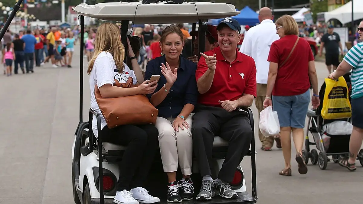 Lindsey Graham vozi se kolicima za golf s Darline Graham Nordone na sajmu države Iowa.