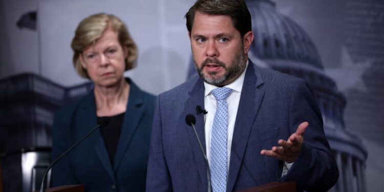 Demokratski senator Ruben Gallego bio je u vezi s dvije službenice i bio je ‘vrlo koketan’ s drugima: izvješće