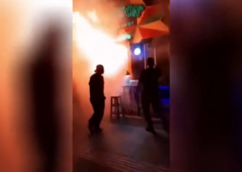 Deseci mrtvih u požaru u baru u Bangkoku (GRAFIČKI VIDEO) — RT World News