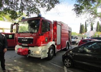 Dijete u Trogiru ostalo zaključano u vozilu, vatrogasci brzo stigli u pomoć