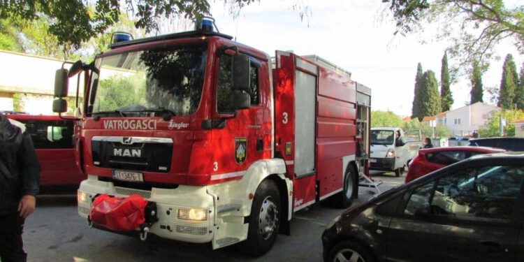 Dijete u Trogiru ostalo zaključano u vozilu, vatrogasci brzo stigli u pomoć