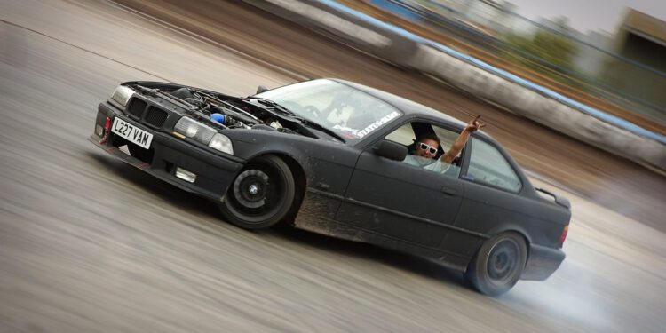 Divljao i driftao BMW-om kod splitskog groblja