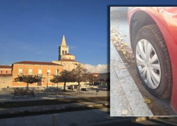 Dok policija slavi “sigurnu destinaciju”, u Zadru izbušene gume automobilu srpskih tablicama