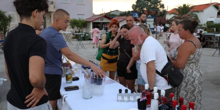 Domaći pršut se rezao uživo, pile se nagrađivane kapljice, a trg je disao u ritmu grupe Ljubav