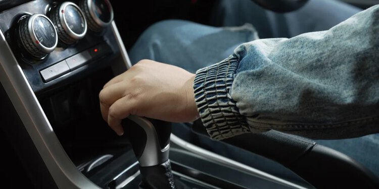 Dr Kawashima iz Brain Training Fame kaže da je vožnja automobila s ručnim pogonom bolja za vaš mozak od vožnje s automatskim