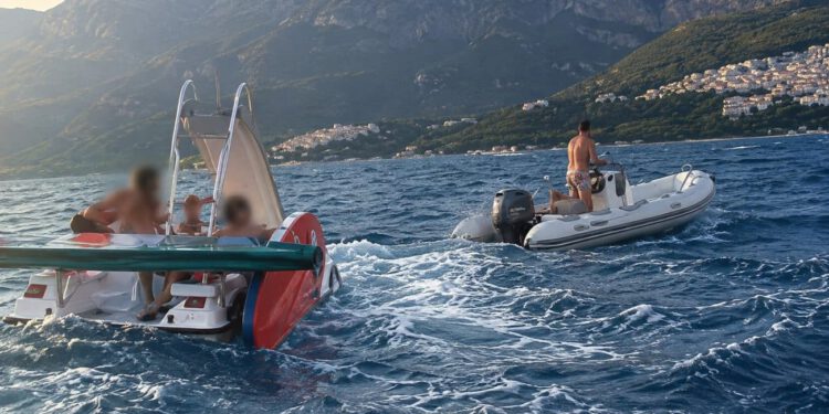 Drama na moru u Makarskoj: Bura djecu na daskama nosila prema pučini, roditelji krenuli pedalinama pa je i njih trebalo spašavati