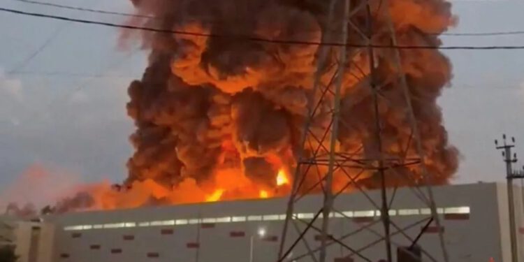 Dramatični snimci ukrajinskog napada dronom na veliki logistički centar u Sankt Peterburgu