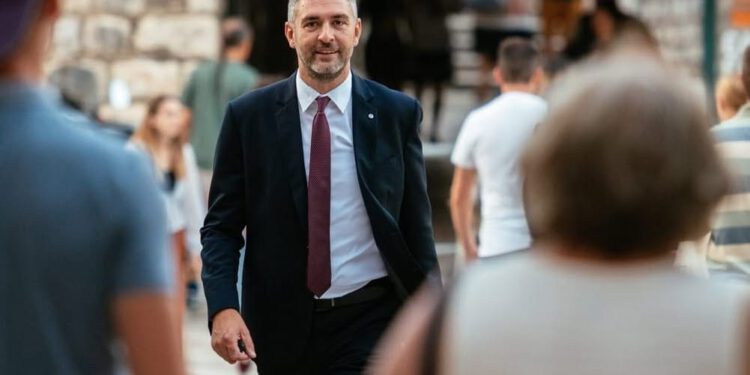 Dubrovački gradonačelnik pod 24 – satnom policijskom zaštitom: “Ugrozio zaradu investitorima koji bi kopali po staroj gradskoj jezgri?”
