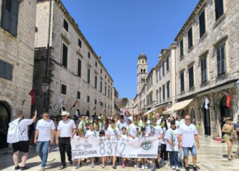 Dubrovnik ne zaboravlja Srebrenicu! Mimohod Stradunom za žrtve najvećeg genocida u Europi u novijoj povijesti (FOTO)