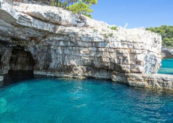 Dvojica turista teško ozlijeđena nakon skokova s Galebovih stijena u Puli