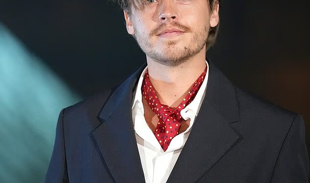 Dylan Sprouse opisuje zastrašujuću invaziju kuće u LA-u dok se trudna supruga Barbara Palvin skrivala na katu: Zvijezda je uperila pištolj u ‘podešavanje’ uljeza koji je imao prethodne naloge za uhićenje