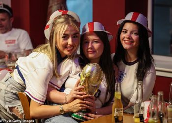 Engleski navijači žale se da BBC iPlayer ‘stalno pada’ tijekom okršaja Tri lava na Svjetskom prvenstvu s Meksikom – ostavljajući ih da čuju navijanje iz pubova prije nego što su postignuti golovi!