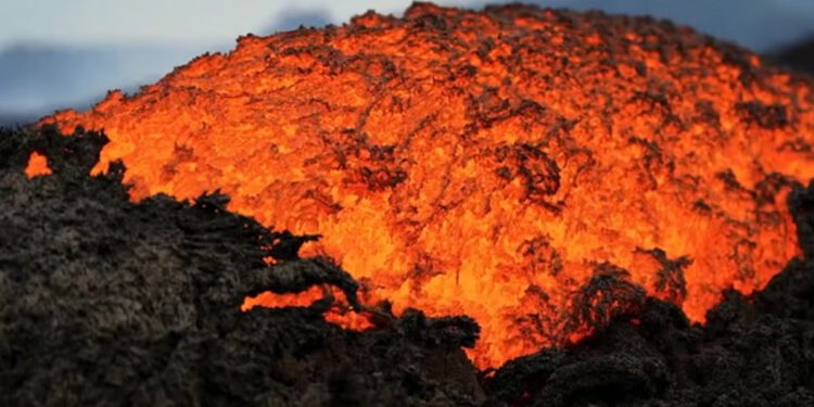 Etna eruptira dok se lava izlijeva iz najaktivnijeg europskog vulkana