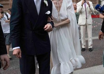 Eva Herzigova, 53, zadivljuje u Lanvin vjenčanici dok se konačno udaje za biznismena Gregorija Marsiaja u Italiji nakon 25 godina zajedničkog života