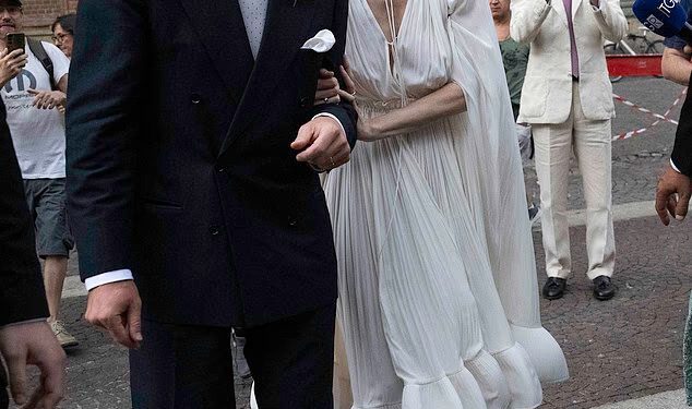 Eva Herzigova, 53, zadivljuje u Lanvin vjenčanici dok se konačno udaje za biznismena Gregorija Marsiaja u Italiji nakon 25 godina zajedničkog života