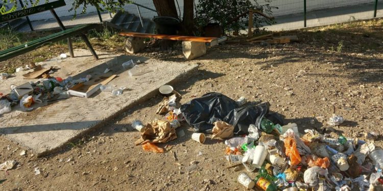 FOTOGALERIJA Ružan prizor u Splitu: Park za pse na Plokitama zatrpan smećem