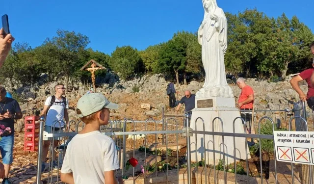 FOTO/VIDEO Hercegovina.info u Međugorju: Plato pun vjernika, Gospin kip očišćen nakon 12 sati