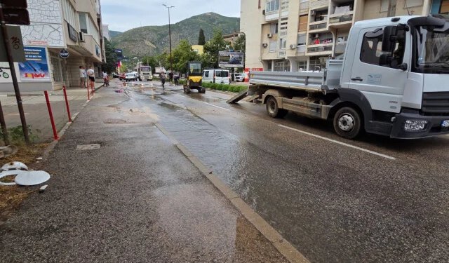 FOTO/VIDEO Voda poplavila Dubrovačku i Ulicu kralja Tomislava u Mostaru