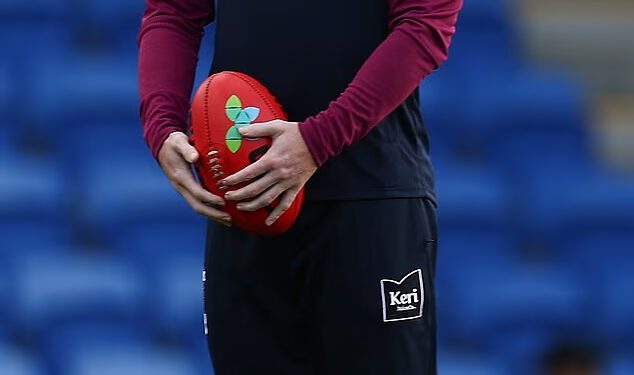 Footy stručnjak kaže da novčane nevolje u braku Lachieja Nealea znače da će vjerojatno krenuti u Melbourne – umjesto da ide u Perth kako bi bio sa svojom djecom