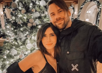Frontmen Beartootha Caleb Shomo i supruga u braku s 14 godina podnijeli su zahtjev za RAZVOD nakon što je on otkrio da je ‘ponosni homoseksualac’