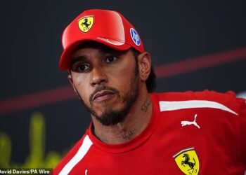 Frustrirani Lewis Hamilton dobio je kaznu od tri mjesta u još jednom udarcu za Ferrarijevu zvijezdu nakon što mu je pole position preoteo britanski rival Lando Norris