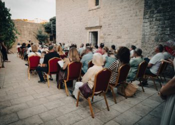 Galerija “Za Križen” u Jelsi čuvar je tradicije i zgodna pomoć posjetiteljima