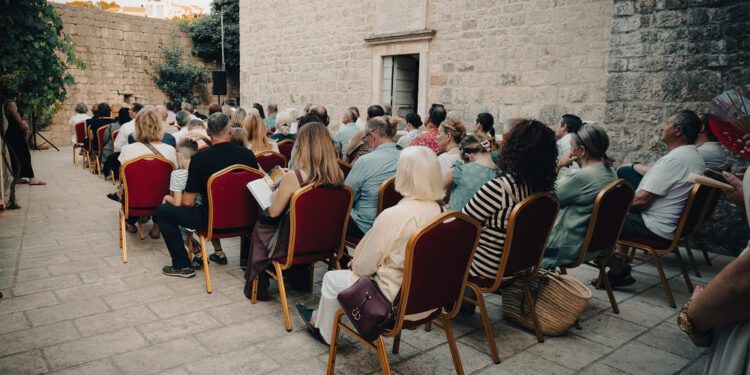 Galerija “Za Križen” u Jelsi čuvar je tradicije i zgodna pomoć posjetiteljima
