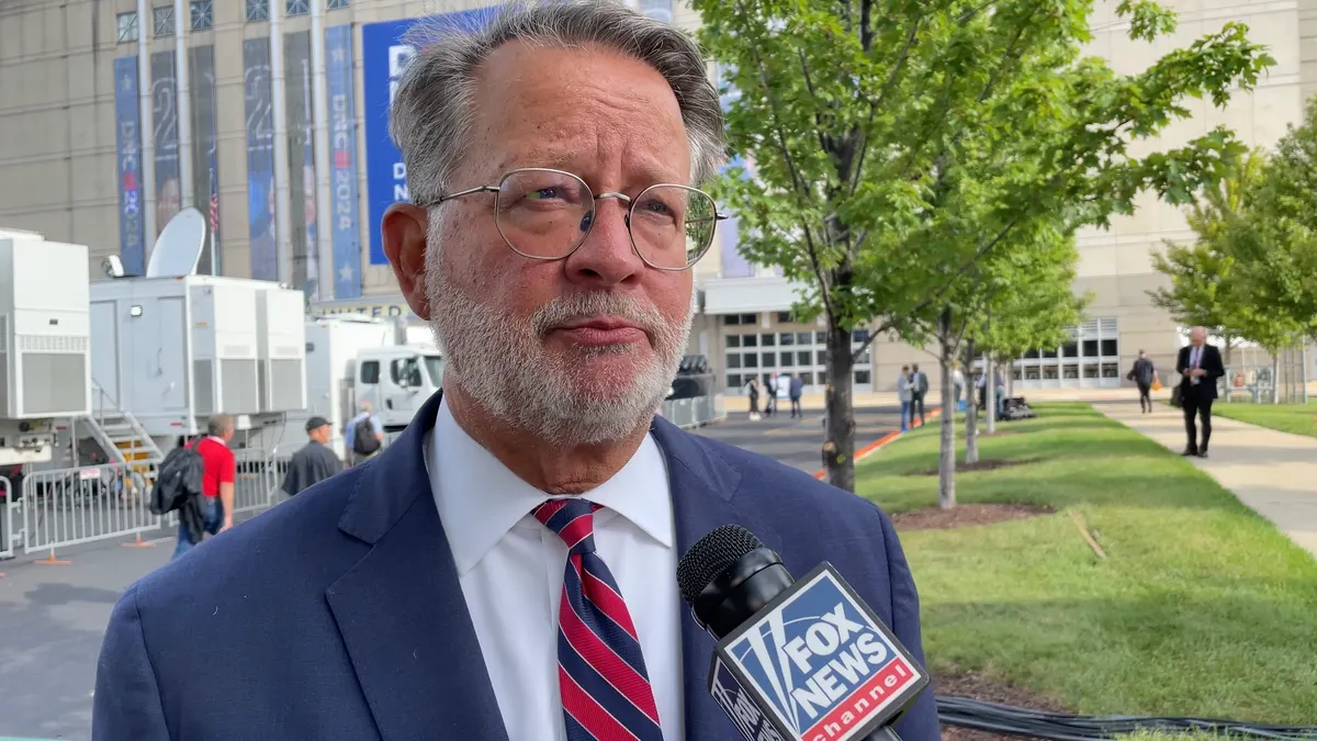 Sen. Gary Peters iz Michigana, predsjednik Odbora za demokratsku senatorsku kampanju, intervjuiran je za Fox News Digital, na Demokratskoj nacionalnoj konvenciji u Chicagu, 19. kolovoza 2024.