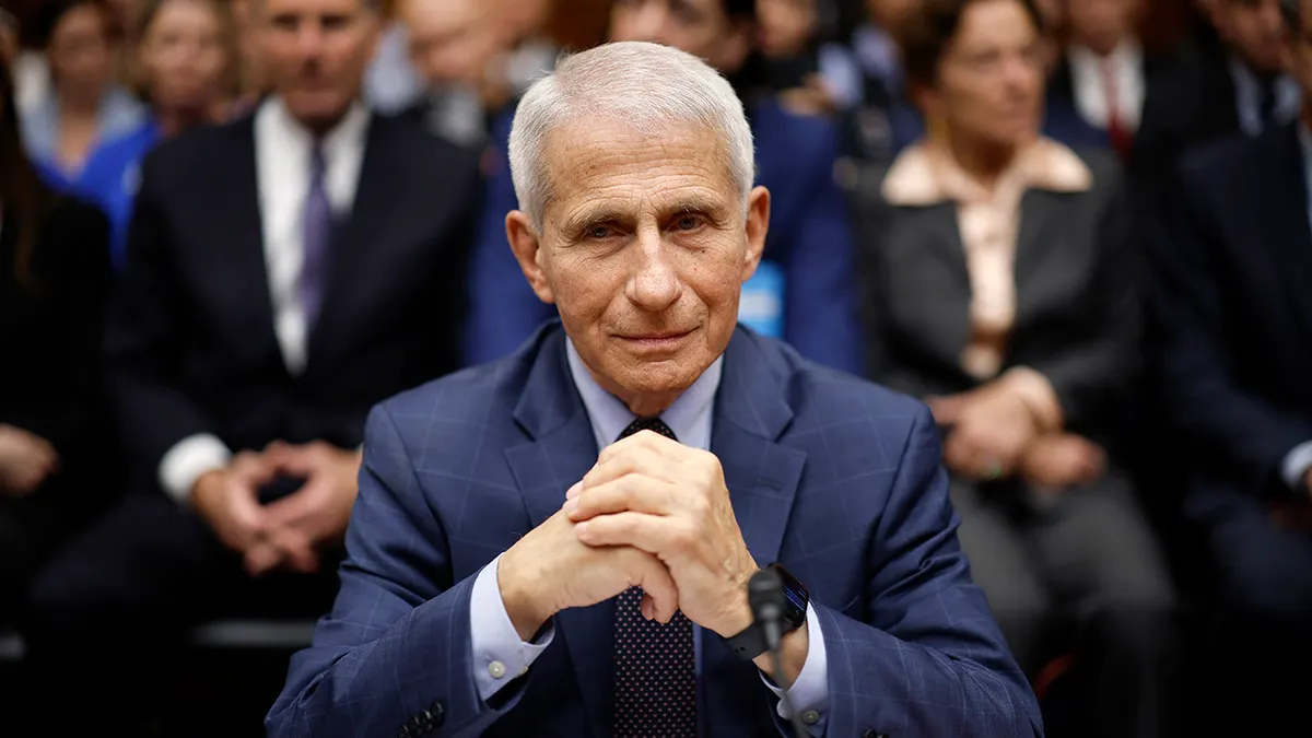 Dr. Anthony Fauci sjedi za stolom za svjedočenje.