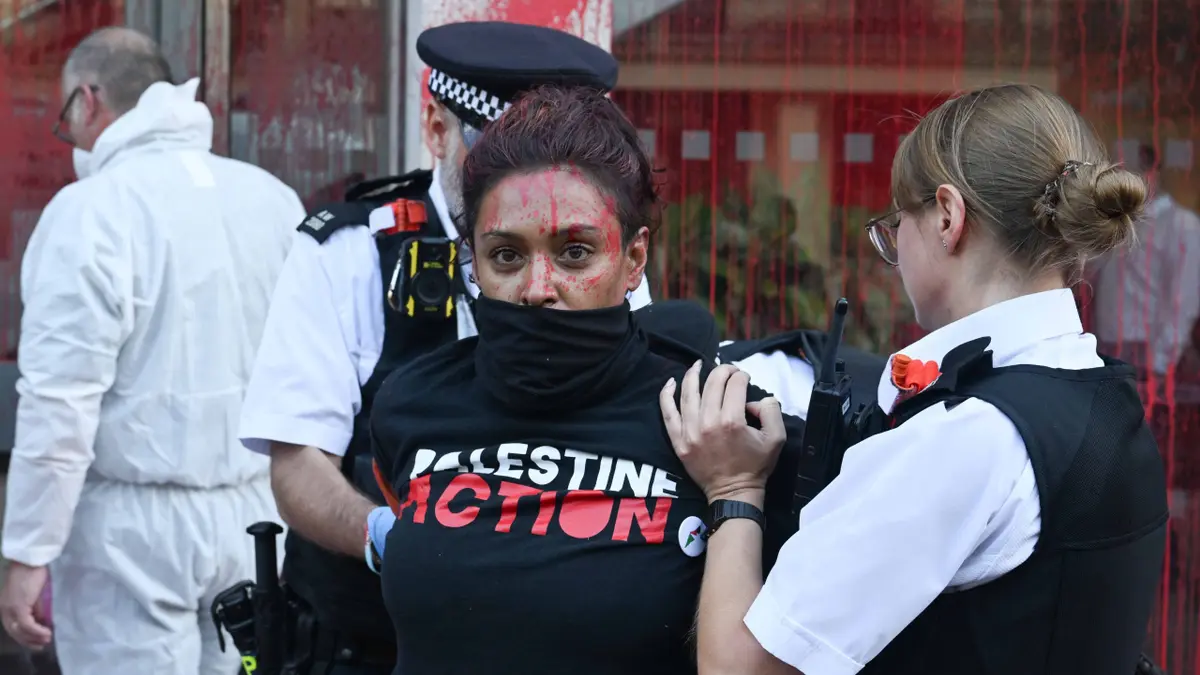 Policija privodi aktiviste ispred ureda APCO Worldwide u Londonu.
