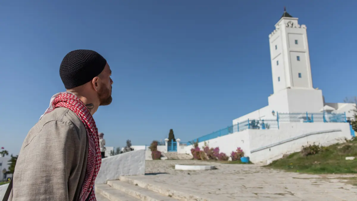 Fergie Chambers hoda pored džamije u Tunisu, Tunis.