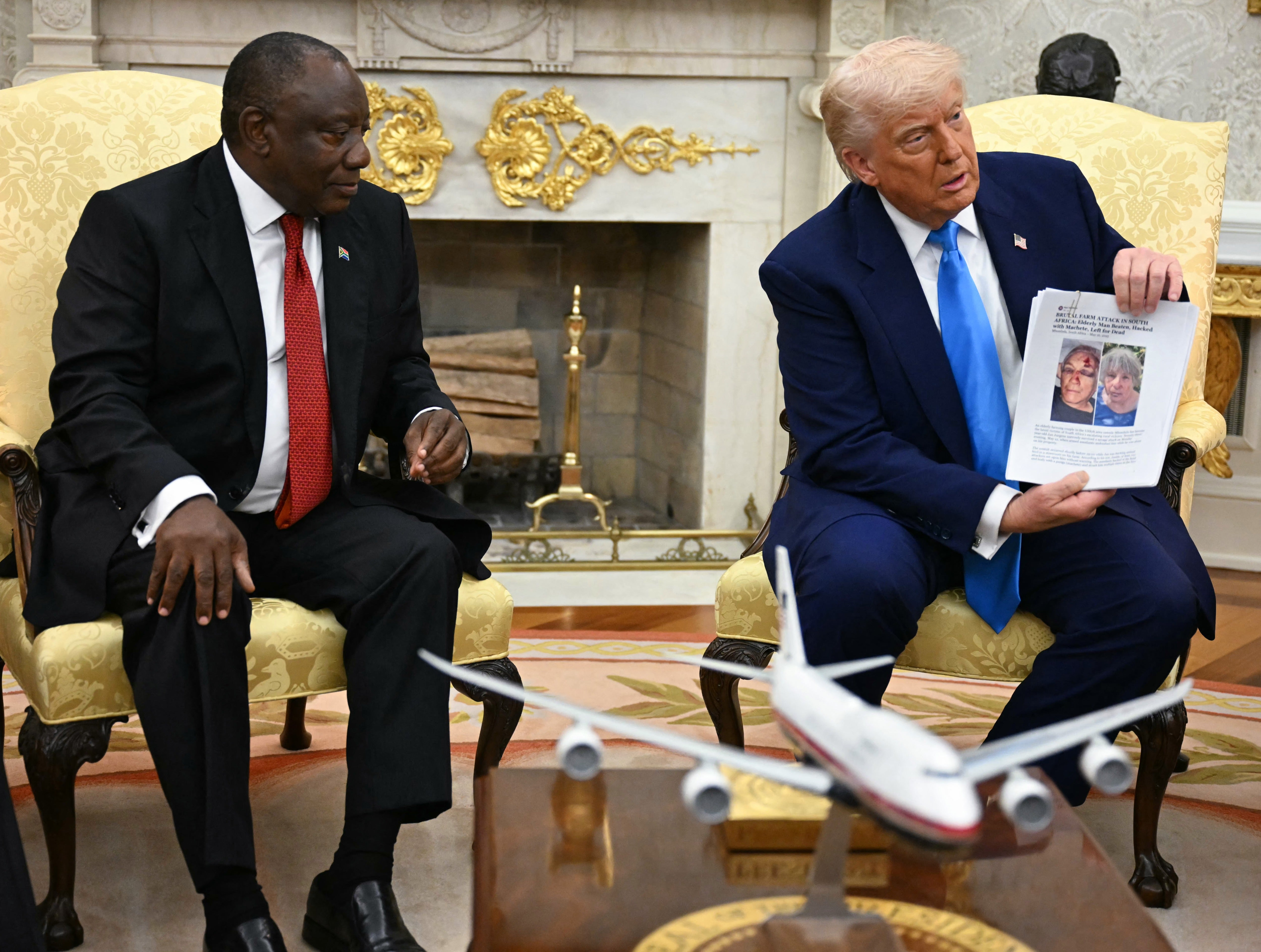 Tijekom prošlogodišnjeg sastanka u Ovalnom uredu s južnoafričkim predsjednikom Cyrilom Ramaphosom, Trump je pokazao ono što je rekao kao dokaz da su bijeli Južnoafrikanci bili meta napada