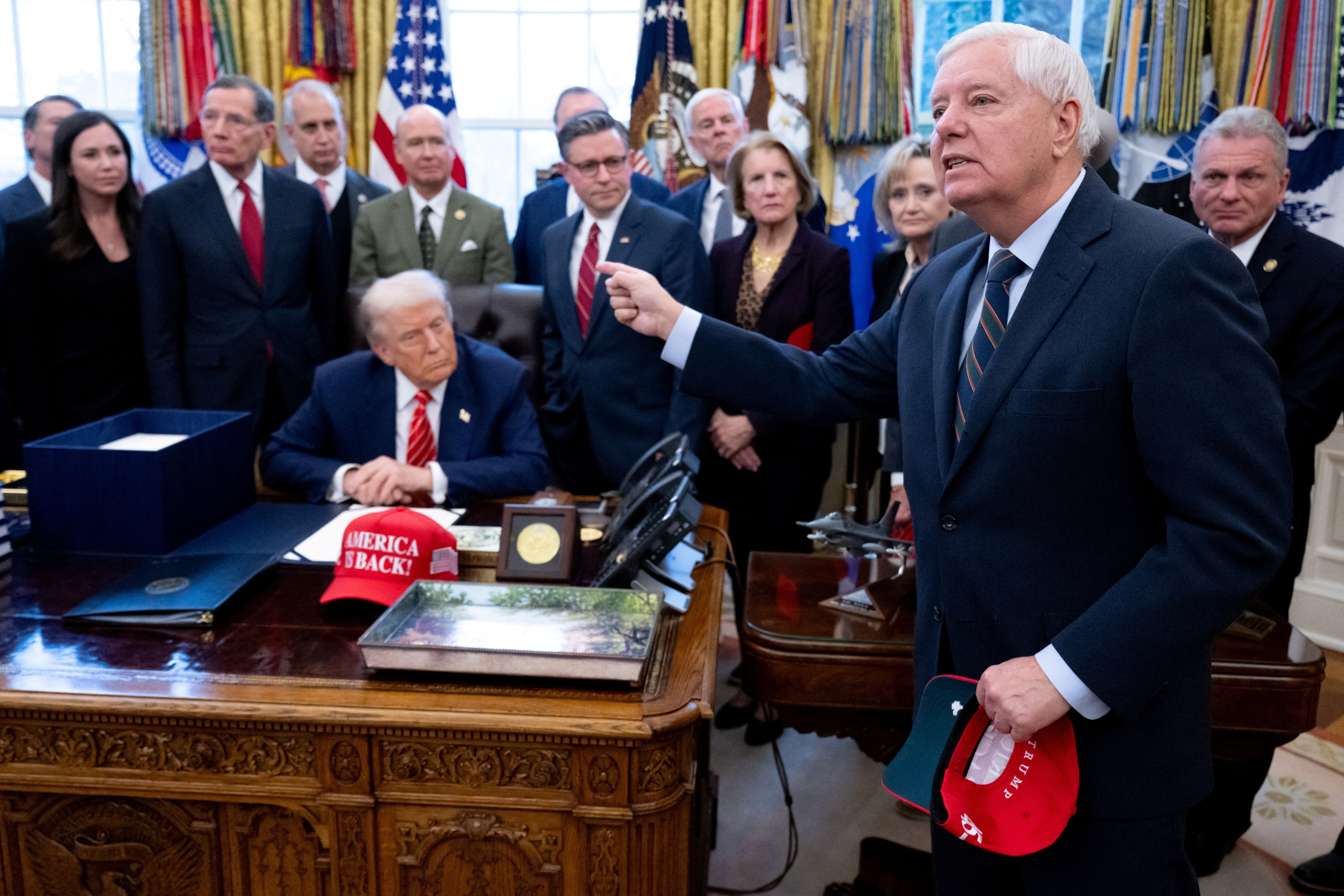 Nakon pobjede na predizborima u Senatu GOP-a u Južnoj Karolini, Lindsey Graham rekla je da Donald Trump 'ne zaostaje mnogo za Bogom' i zahvalila mu na, kako je rekao, najdosljednijoj podršci 'u povijesti politike'.
