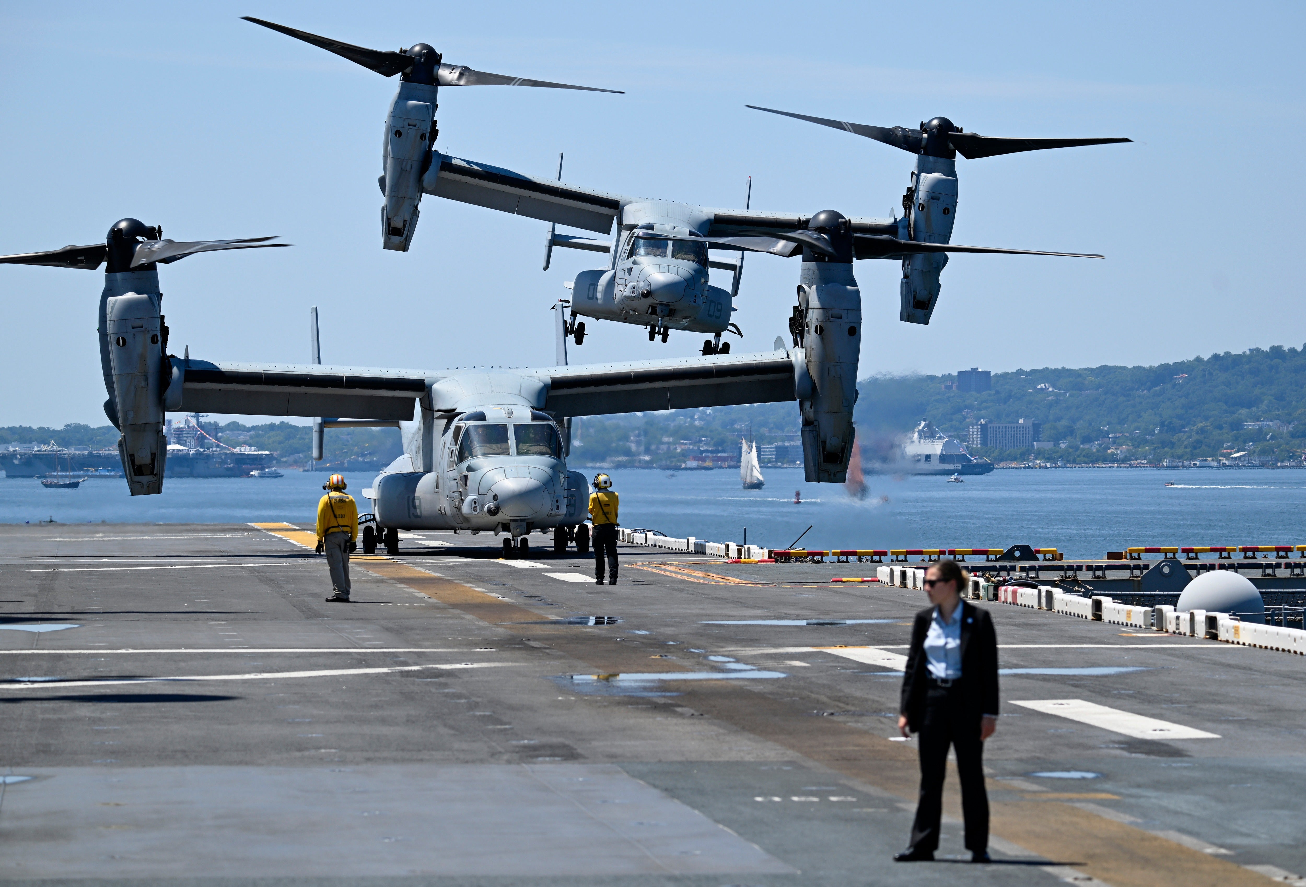V-22 Osprey s američkim potpredsjednikom JD Vanceom polazi nakon Međunarodne mornaričke smotre na brodu USS Kearsarge u njujorškoj luci