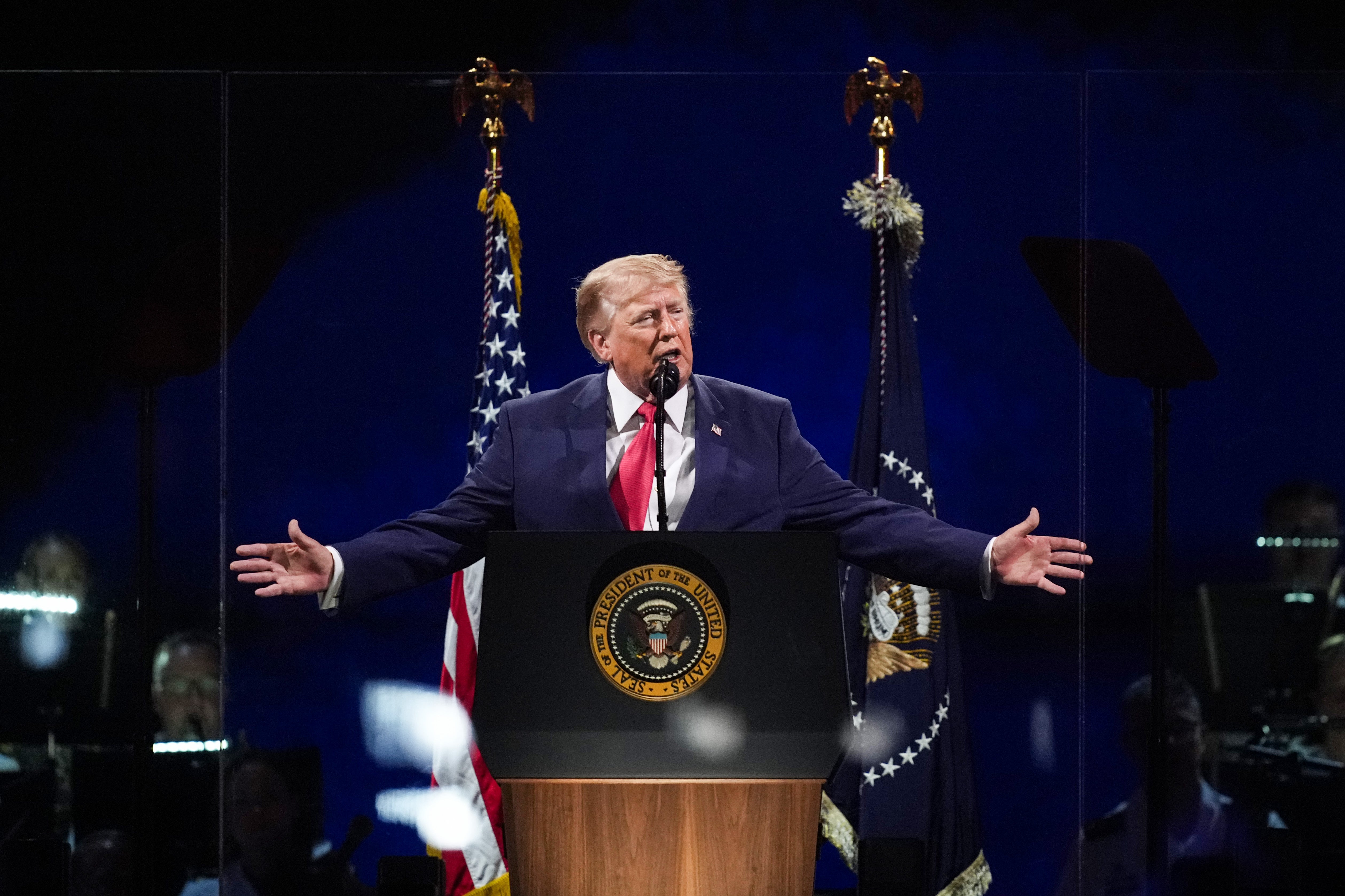 Predsjednik Donald Trump naposljetku je stupio na pozornicu oko 23 sata, održavši 40-minutni govor u stilu kampanje, u kojem je osuđivao komunizam i promovirao Zakon o spašavanju Amerike