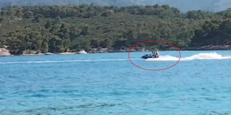 DIVLJANJE NA MORU KOD HVARA: Otac posjeo dijete za volan jet-skija, mještani ogorčeni: "Zamalo su ženi skinuli glavu!"
