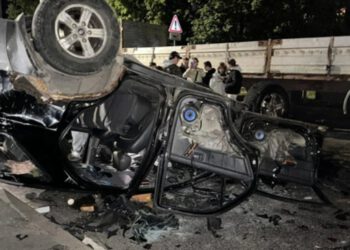 Gnjevna masa u Ukrajini je prevrnula vozilo za regrutaciju vojnika